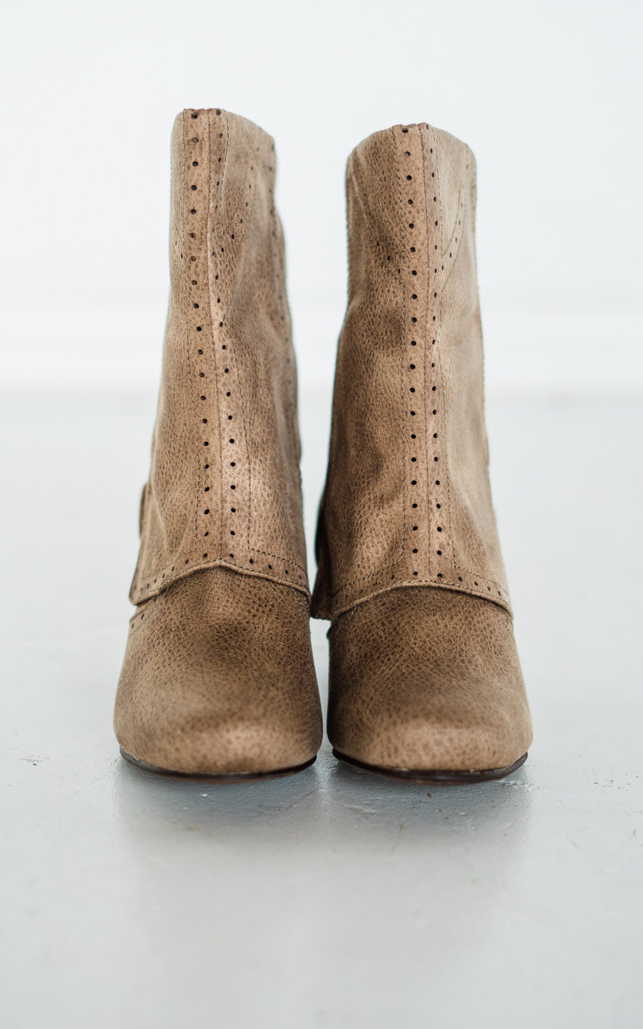 Cowgirl Star Booties in Taupe